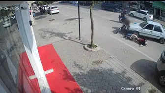 Adana'da otomobil ile motosiklet çarpıştı: Motosikletteki çift yaralandı