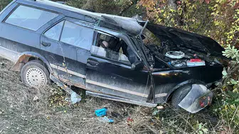 Ağaca çarpan otomobildeki sürücü yaralandı, hastaneye kaldırıldı