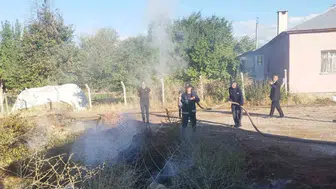 Van'ın Gevaş ilçesinde örtü yangını kontrol altına alındı