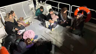 İzmir açıklarında düzensiz göçmenler arasında çocuklar da var