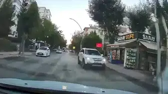 Elazığ'da ters şeritten giden sürücü trafiği tehlikeye attı