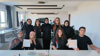 Denizli'de liseliler kaybolmaya yüz tutan zanaatları atölyelerden sınıflara taşıdı