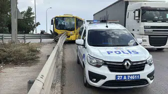 Gaziantep'te halk otobüsü demir bariyerlere çarptı: 9 yaralı
