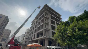Hatay'da 7 katlı binanın çatısına çıkan genç 2 saatte ikna edildi