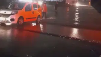 Hatay'da sağanak yağış yolları göle çevirdi