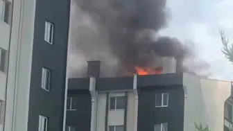 Kırklareli Lüleburgaz'da binanın çatısında yangın çıktı