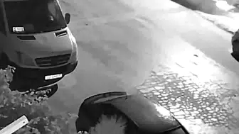 Otomobilin elektrik direğine çarpma anları güvenlik kamerasında kaydedildi