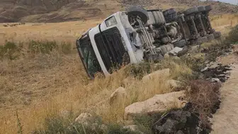 Siirt'te kamyon devrildi, sürücü yaralandı
