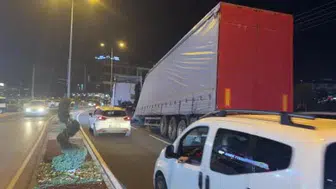 Tır dorsesi yola devrildi, 3 araç tehlikeyi kıl payı atlattı