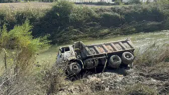 Dalaman'da ıslah çalışması yapan kamyon Tersakan Çayı'na devrildi