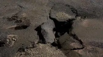 Besni'de şiddetli yağış sonrası yollar çöktü