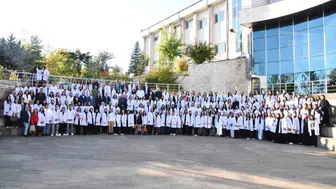 Düzce Üniversitesi'nde öğretmen adayları önlüklerini giydi