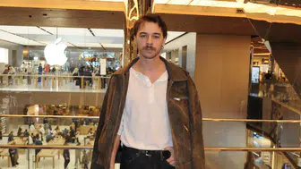 Onur Bay yeni imajıyla Zorlu AVM'de görüntülendi