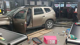 81 yaşındaki sürücü markete aracını soktu, maddi hasar oluştu
