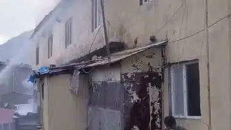 Hakkari'de okul yangınında Türk bayrağını kurtaran vatandaş