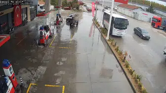 Edirne'de yakıtı biten aracı at arabasıyla 2 kilometre çektiler