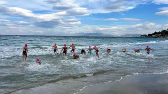 Kuşadası'nda yüzme yarışı kız öğrencilerin eğitimi için yapıldı