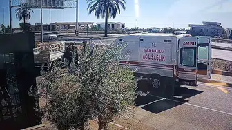Antalya'da kamyonetle çarpışan motosiklet kaza yerinden kaçtı