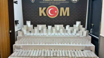Afyonkarahisar'da polis kaçak cep telefonu aksesuarları ele geçirdi