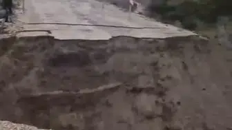 Gönen'de yoğun yağış nedeniyle çöken yol ulaşımı kesti