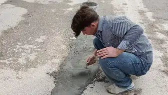 Adıyaman'da çukurlarla dolu yola mahalle sakinleri beton döktü