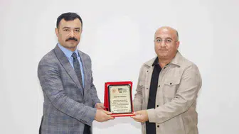 Kahta Kaymakamı Soysal'dan İHA muhabirine plaket