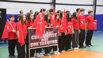 Fethiye'de yağışa rağmen 29 Ekim Cumhuriyet Bayramı coşkusu kapalı spor salonuna taştı