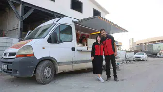 Hatay'da genç çift ata mirası tatlıları mobil araçla kentin sokaklarına taşıyor