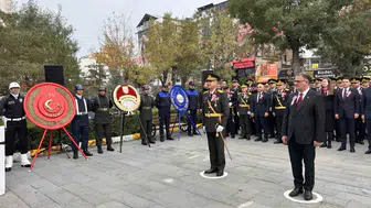 Van'da Cumhuriyet Bayramı kutlamaları çelenk sunumuyla başladı