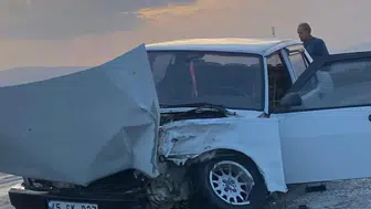 Alaşehir'de otomobil ile tır çarpıştı: 19 yaşındaki sürücü yaralandı