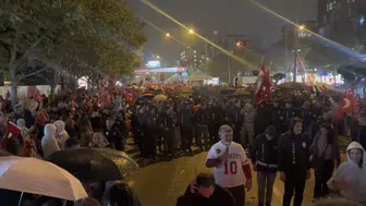 Bursa'da Can Bonomo konserinde yağmura rağmen Cumhuriyet coşkusu