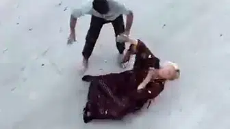Cadde ortasında kadına şiddet anı amatör kamerada kaydedildi