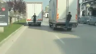 Bursa’da gençlerin kamyon arkasında tehlikeli yolculuğu kamerada