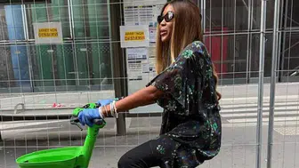 Naomi Campbell'ın Paris Moda Haftası'ndaki temizlik uygulaması: Eldivensiz bisiklete binmedi