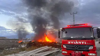 Erzincan'da çöp alanındaki hurdalar alev aldı