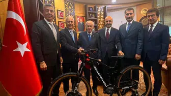 Türkiye Bisiklet Federasyonu heyeti Devlet Bahçeli'yi ziyaret etti