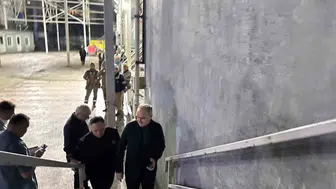 Manisa Valisi Özkan, işçiler ve aileleri için destek veriyoruz
