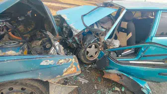 Afyonkarahisar'da kafa kafaya çarpışan otomobillerde 5 kişi yaralandı