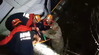 Elazığ-Diyarbakır karayolunda tır şarampole devrildi: 2 yaralı