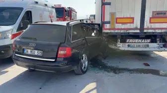 Kütahya'da park halindeki tırın dorsesine çarpan otomobil hurdaya döndü: 1 yaralı