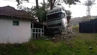 Yağış sonucu kayan tır evin bahçesine girdi, sürücü yara almadı