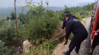 Hatay'ın Defne ilçesinde kayalıklardan düşen kişi kurtarıldı
