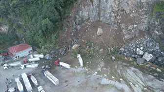 Hopa'da meydana gelen heyelan sonrası tır parkı havadan görüntülendi