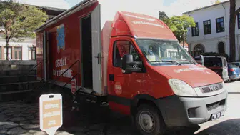 Muğla'da tadilata giren kütüphanenin hizmetleri gezici araçla sürüyor
