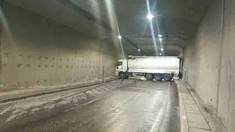 Malatya'da yakıt tankeri Erkenek Tüneli'ni kapattı