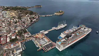 Kuşadası’na 4 kruvaziyer gemisi ile 6 bin turist geldi
