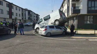 Düzce'de otomobilin çarptığı minibüs park halindeki aracın üzerine çıktı