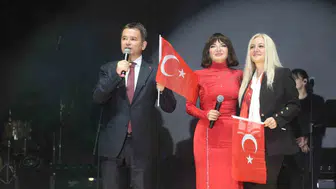 Osmangazi Meydanı'nda Göksel konseriyle Cumhuriyet coşkusu yaşandı