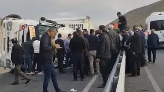 Van-Hakkari kara yolunda tır devrildi: 1 yaralı