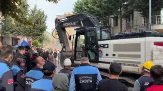 Maltepe'de çöken binanın üst katlarının kontrollü yıkımına başlandı